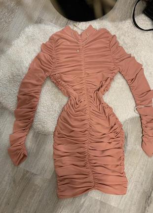 Сукня з збірками драпіруванням з рукавами коротка рожева в сіточку