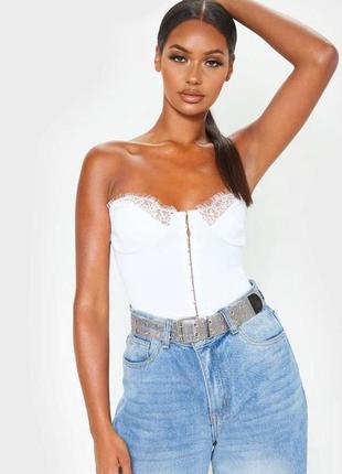 Білий жіночий боді з відкритими плечами від prettylittlething