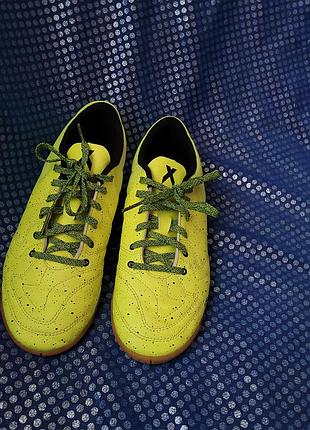 Футбольні бутси adidas, розмір 38.