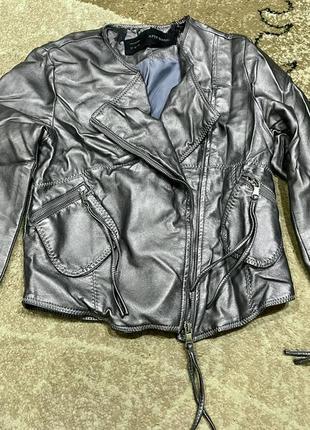 Шкіряна (не натуральна) куртка срібного кольору, розмір м