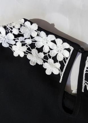 Блуза чорна з білим мереживним коміром