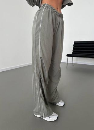 Стильний костюм з жатого котону, анорак і широкі штани3 фото