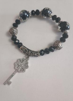 Браслет на руку с ключиком.