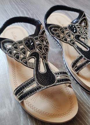 Акция босоножки с камушками