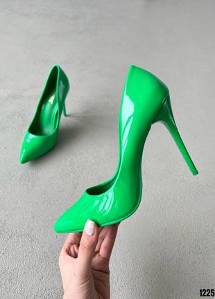 Зелені яскраві лаковані жіночі туфлі лодочки на шпильці підборі2 фото
