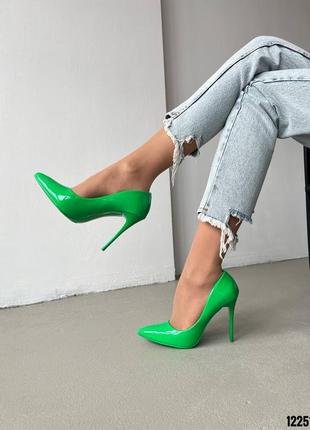 Зелені яскраві лаковані жіночі туфлі лодочки на шпильці підборі6 фото