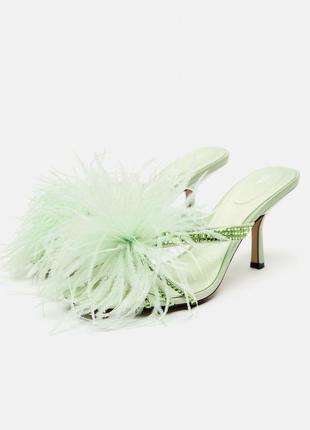 Шафрані мюлі, туфлі на каблуку, пірʼя. каміння/