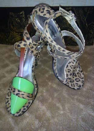 Босоножки на каблуке с актуальным леопардовым принтом.6 фото