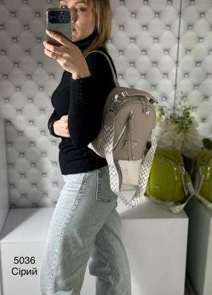 Женский шикарный и качественный рюкзак сумка для девушек из эко кожи серый беж2 фото