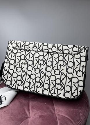 Жіноча сумка багет великий + ключниця в стилі calvin klein біла з чорним2 фото
