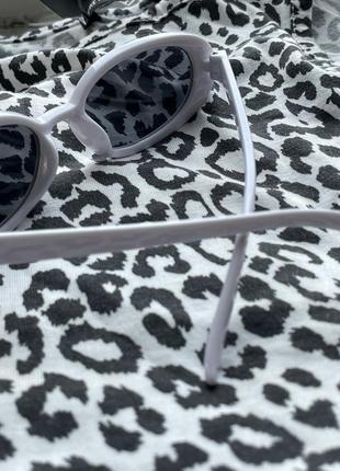 Новые солнцезащитные овальные очки женские белые с черными линзами4 фото