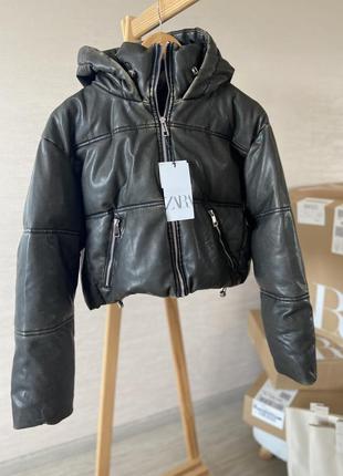Куртка паффер zara з екошкіри укорочена з ефектом потертості1 фото