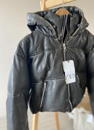 Куртка паффер zara з екошкіри укорочена з ефектом потертості2 фото