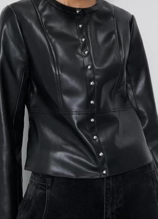 Курточка черная кожзам от с@ра на кнопках, на подкладе1 фото