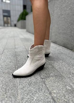 Ботинки ковбойки козаки женские замшевые песочного цвета на каблуке демисезонные