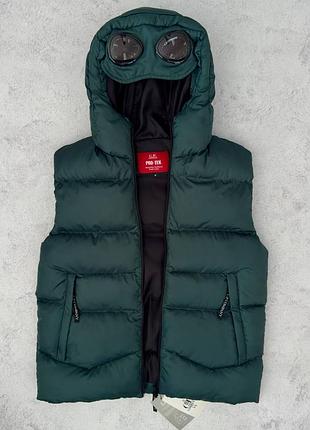 Жилет изумрудный черный c.p. company с очками