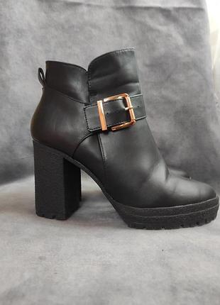 Ботильйони з пряжкою на широкому каблуку півсапожки