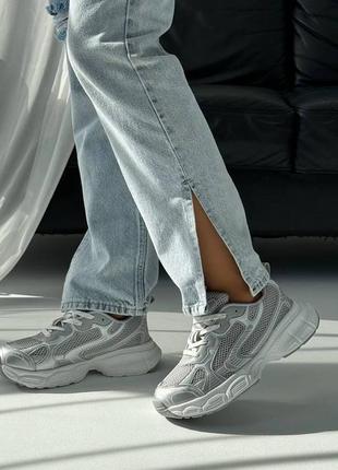 Сірі жіночі кросівки на потовщенній підошві в спортивному стилі3 фото