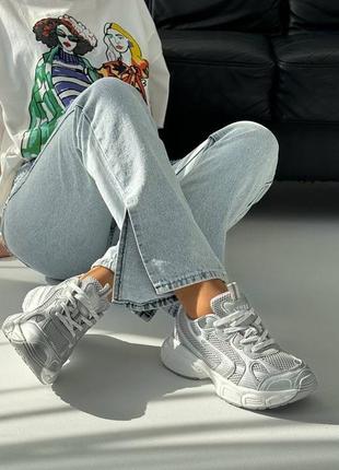 Сірі жіночі кросівки на потовщенній підошві в спортивному стилі7 фото