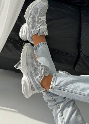 Сірі жіночі кросівки на потовщенній підошві в спортивному стилі4 фото