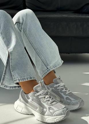 Сірі жіночі кросівки на потовщенній підошві в спортивному стилі8 фото