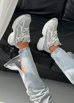 Сірі жіночі кросівки на потовщенній підошві в спортивному стилі9 фото
