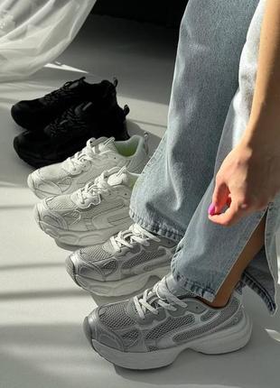Сірі жіночі кросівки на потовщенній підошві в спортивному стилі10 фото