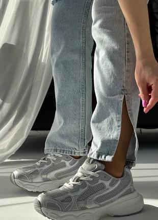 Сірі жіночі кросівки на потовщенній підошві в спортивному стилі2 фото