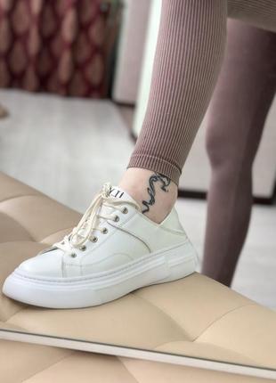 Білі шкіряні кросівки
