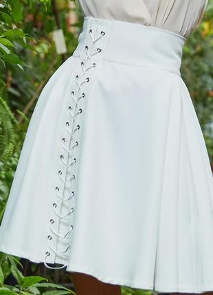 Трендова спідниця молочного кольору зі шнурівкою