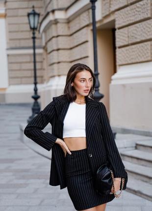 Діловий костюм зі спідницею