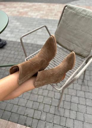Ботинки ковбойки женские замшевые шоколадного цвета демисезонные6 фото