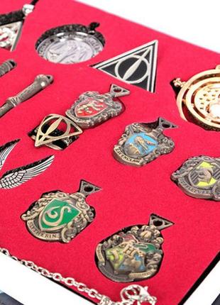 Подарочный набор атрибутики из мира гарри поттера. волшебные палочки, медальоны, кулоны гарри поттер5 фото