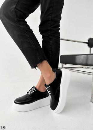 Кайфові туфлі броги на шнурівці на високій підошві шкіряні лаковані чорні білі4 фото