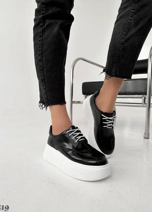 Кайфові туфлі броги на шнурівці на високій підошві шкіряні лаковані чорні білі3 фото