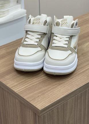 Універсальні кросівки