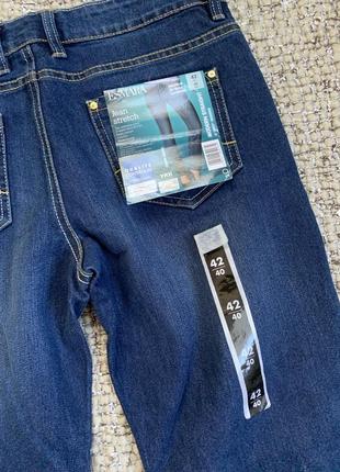 Класичні жіночі джинси5 фото