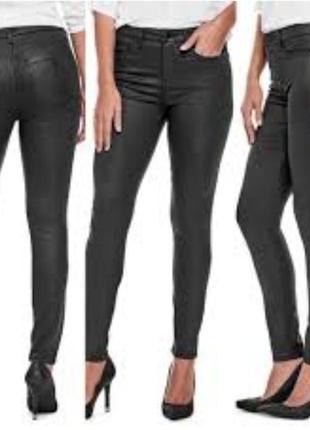 Лащеные черные джинсы стречевые скинни