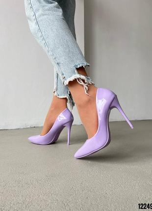 Лавандові фіолетові лілові лаковані лакові туфлі човники на високій тонкій шпильці з гострим носом лак лаванда