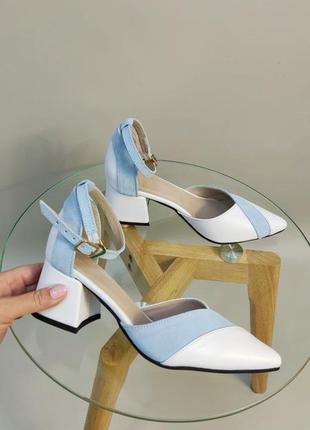 Білі з блакитним босоніжки з гострим носком багато кольорів