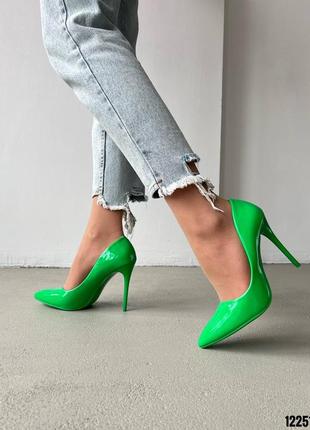 Зелені лаковані лакові туфлі човники на високій тонкій шпильці з гострим носом лак