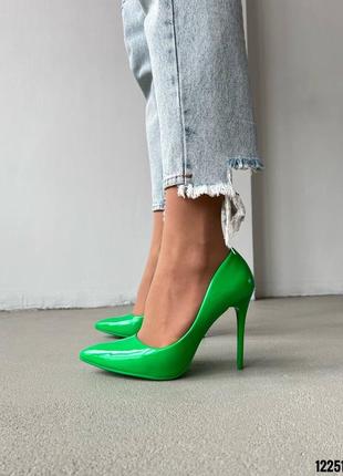 Зелені лаковані лакові туфлі човники на високій тонкій шпильці з гострим носом лак6 фото