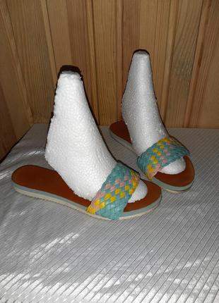 Разноцветные шлёпки с переплётами на низком ходу