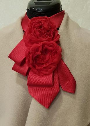 Червона жіноча краватка з квітами.