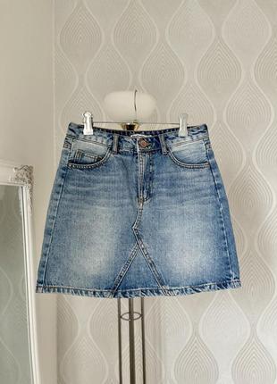 Джинсова міні спідниця у розмірі xs від stradivarius