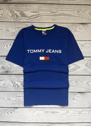 Оригінальна футболка від tommy hilfiger з принтованим брендовим лого