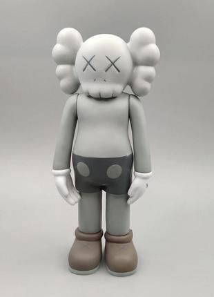 Статуэтка kaws companion серого цвета 18 см. дизайнерская игрушка кавс серый. фигурка для интерьера медведь