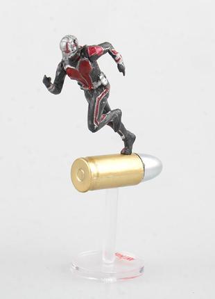 Статуэтка человек муравей 65 мм. маленькая игрушка на подставке ant-man. фигурка человек-муравей на пуле.