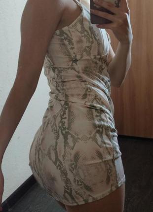 Платтячко з зміїнним принтом від boohoo