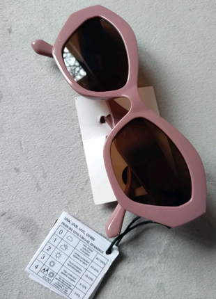 Трендові бузково рожеві сонцезахисні окуляри cat eyes з коричневими лінзами та широкими акцентними дужками котяче око6 фото